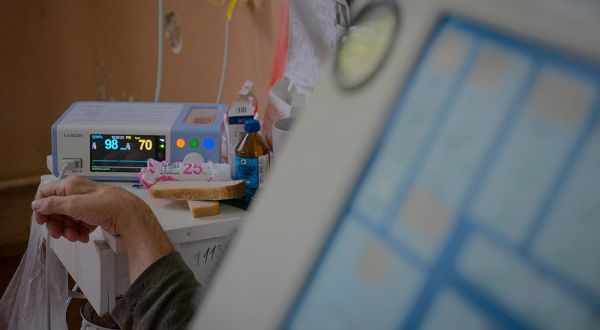 Украинец с коронавирусом пожертвовал собственный кислород заразившемуся сыну и скончался