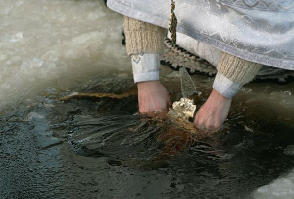 Крещенская святая вода: когда набирать, зачем, и что потом с ней делать нельзя