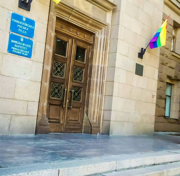 Немецкие чиновники вывешивают радужные флаги в знак солидарности с ЛГБТ-сообществом | Euronews